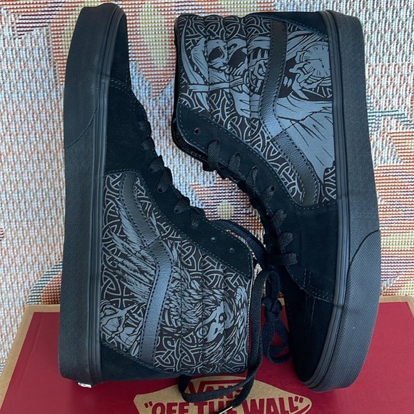Vans Men’s Sk8-Hi
Raven Skull Black/Black
VN000TS9BKA
Sneakers - Picture 7 of 16